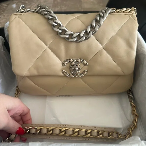 Chanel Black and White Gift Box - Picture 1 of 11